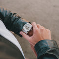Relógio Esqueleto Masculino Prata com Fundo Branco