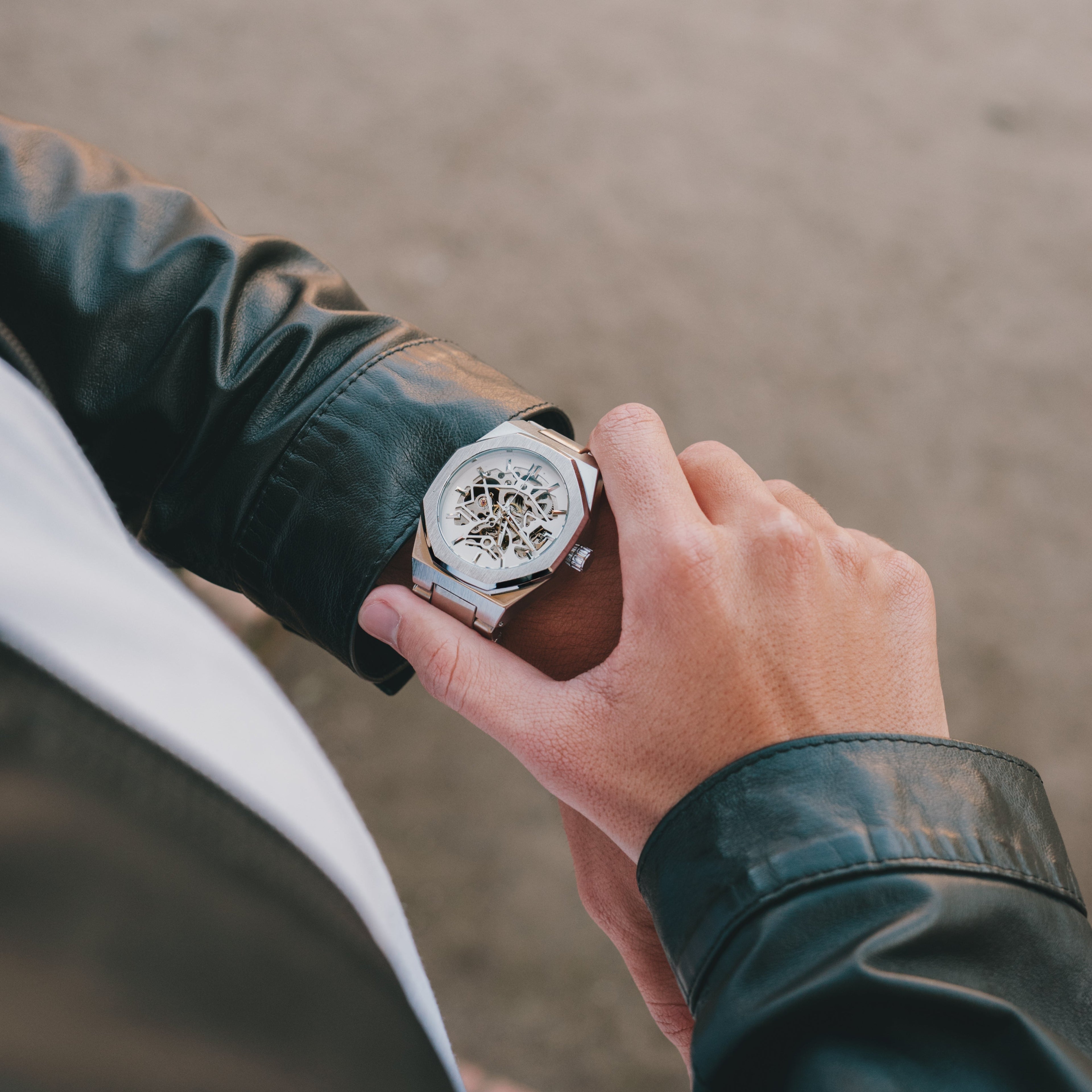 Relógio Esqueleto Masculino Prata com Fundo Branco