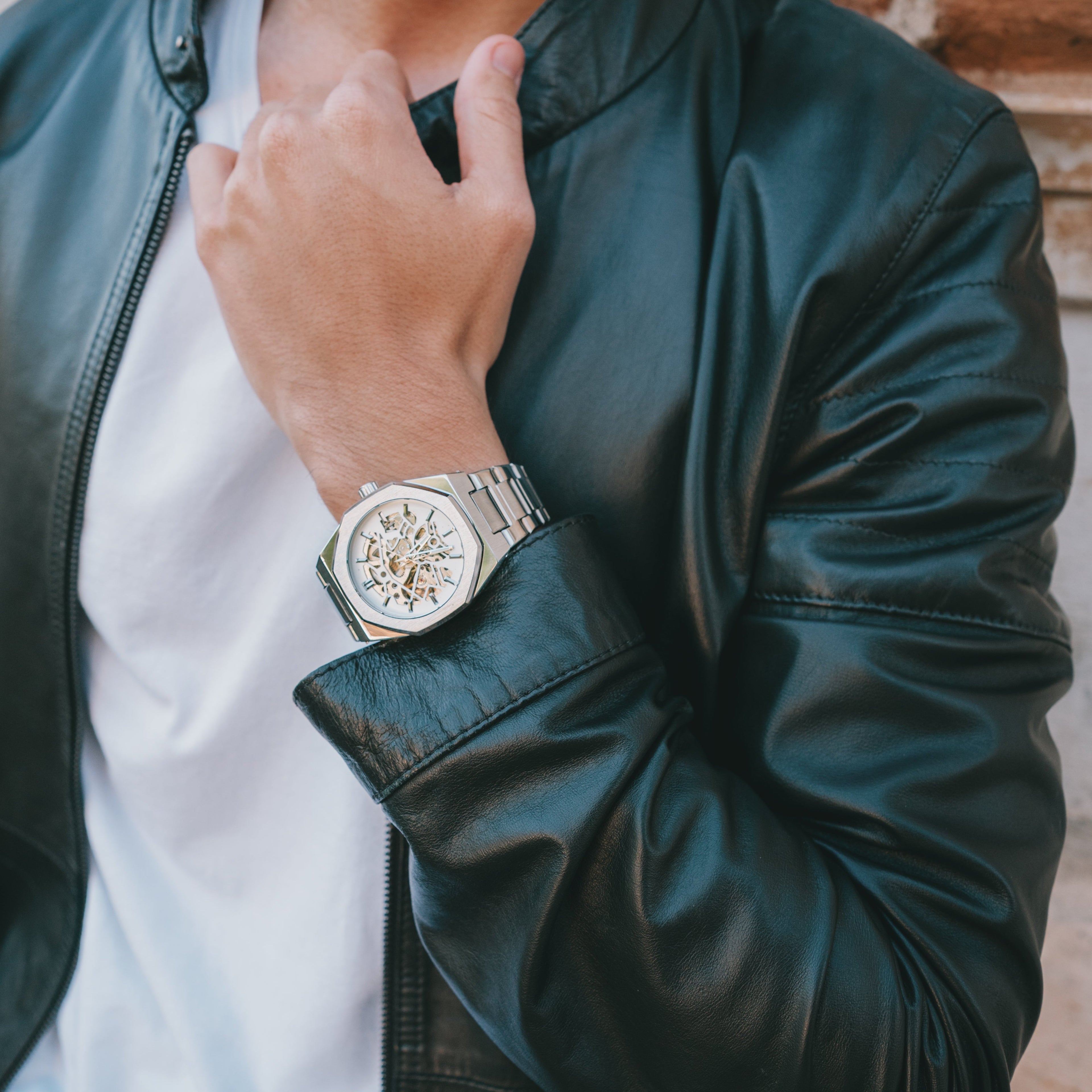 Relógio Esqueleto Masculino Prata com Fundo Branco